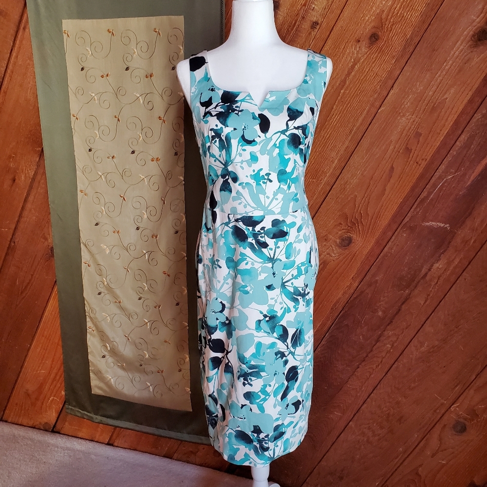 Notch neck sleeveless flowered midi sheath dress